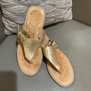 🔆🔆Born gold leather buckle sandals size 8🔆🔆
